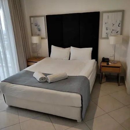 Golf Club Kusadasinda Iki Oda Bir Salon