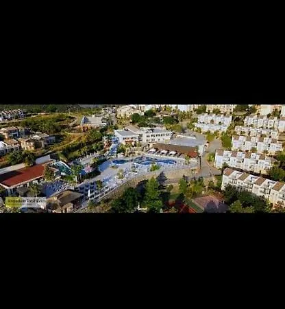 Golf Club Kusadasinda Iki Oda Bir Salon Apartment